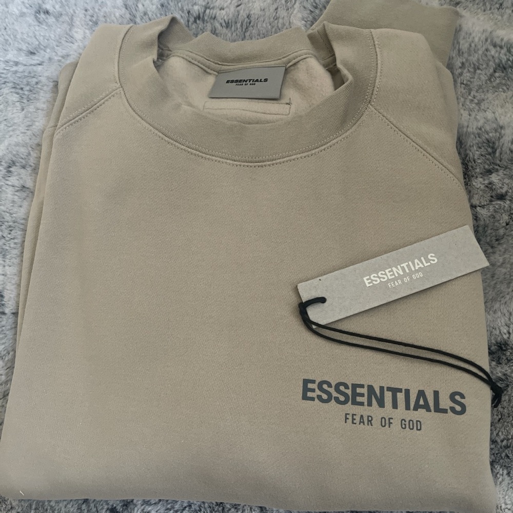 Men’s essentials tan crew neck in XL.